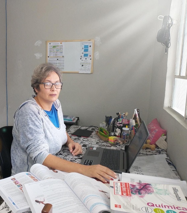 Gabriela se coloca no lugar dos estudantes para elaborar as atividades complementares. Foto: Arquivo Pessoal 