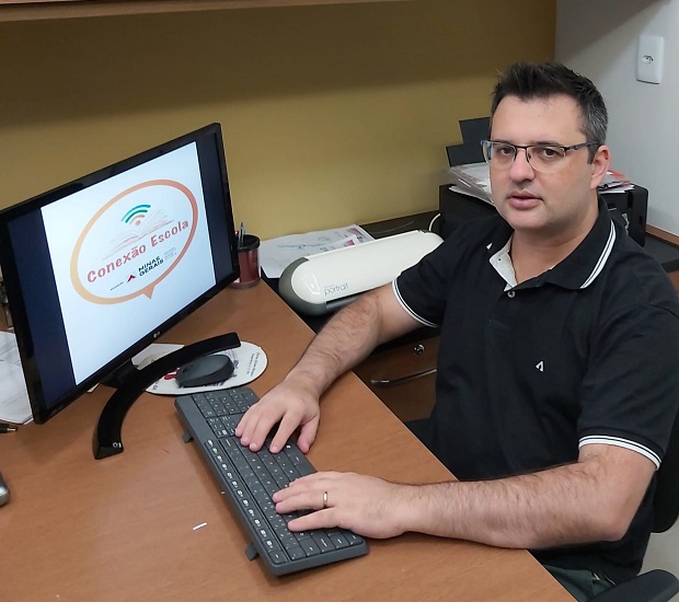 O professor de história, Leonardo Ferreira Chaves, da Escola Estadual Professor José Borges, em Rio Pomba, e da Escola Estadual Santo Antônio, em Silverânia, ambas cidades da Zona da Mata,  comemora a chegada do Google Sala de aula   Foto: Arquivo pessoal