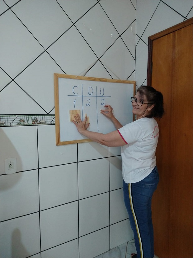 Regina desenvolve atividades mais lúdicas para seus alunos. Foto: Arquivo Pessoal 