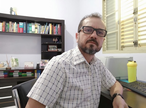  Uelber Barbosa é professor de matemática da Escola Estadual Miguel José da Cunha e da Escola Estadual Alcides Mendes da Silva, ambas em Porteirinha. Foto: Arquivo Pessoal