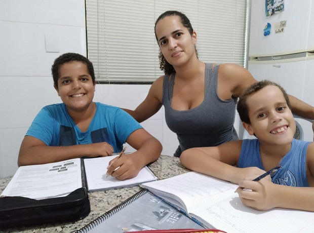 Aline é mãe de dois alunos da rede estadual de ensino e também é professora. Para ela, as aulas diferenciadas estão agregando conhecimento para os filhos. Foto: Arquivo Pessoal