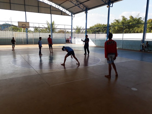 Antes das obras, os alunos da Escola Estadual Diogo de Castro faziam as atividades físicas no sol. Foto: Acervo da escola 