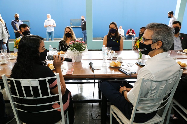 Zema visitou a Escola Estadual Maestro Josino de Oliveira, contemplada pelo programa Mãos à Obra, e se reuniu com educadores, profissionais da Educação, pais e alunos para disc. o trabalho da sua gestão. Foto: Gil Leonardi/Imprensa MG