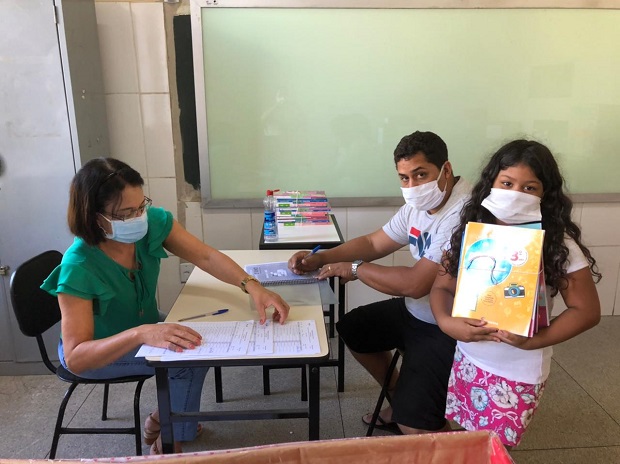 Na Escola Estadual Major Lage entrega está sendo feita para os pais e/ou responsáveis. Foto: Arquivo Escola