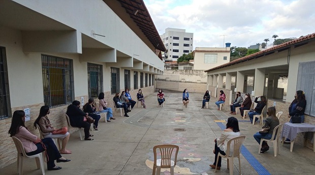 Na Escola Estadual Menino Jesus de Praga, em Caratinga, a diretora Maria Laurieves de Miranda - mais conhecida como Laurinha -, recepcionou os profissionais com uma roda de conversa. Foto; Arquivo da escola