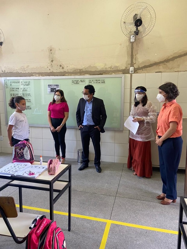 Secretária conversou com alunos e profissionais da Escola Estadual Major Lage, em Itabira. Foto: Arquivo SEE/MG
