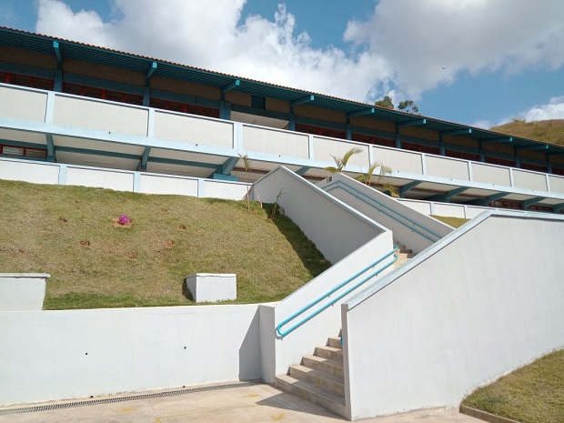 Escola Estadual Monsenhor Rocha, em Santa Bárbara do Leste. Lá a diretora, Maria Jussara de Oliveira,  junto a equioe, montaram diversas estratégias para alcançar os alunos. Foto: Arquivo da escola