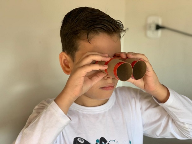 Enzo construiu brinquedos utilizando materiais recicláveis. Foto: Arquivo Pessoal 