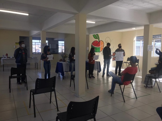 Acolhimento dos professores foi feito pelos alunos do EMTI. Foto: Arquivo da Escola