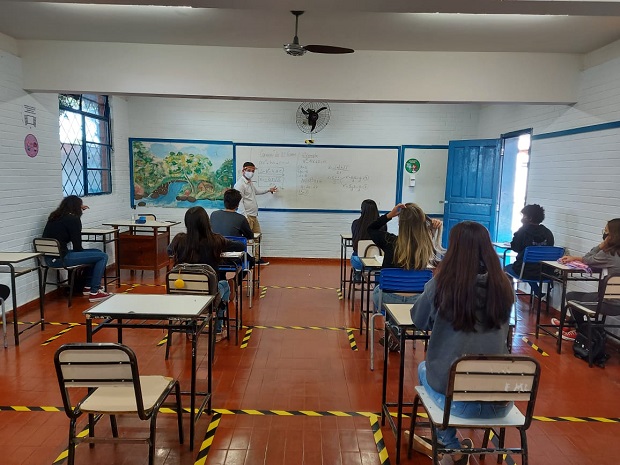 O professor Hélio, da Escola Estadual Doutor José Americano Mendes, em Taiobeiras, estava ansioso pela retomada das atividades presenciais com os estudantes. Foto: Arquivo da Escola