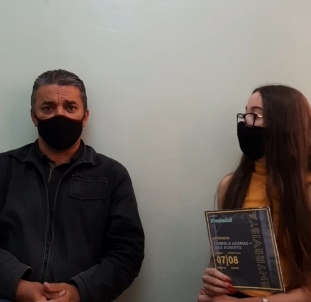 Gabriela e seus colegas gravaram um vídeo mostrando todos os preparativos da escola para a retomada das atividades presenciais. O sonho da estudante é ser jornalista. No vídeo ela entrevistou o diretor da escola. Foto: Arquivo Pessoal 