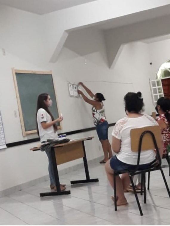 Entre os muitos projetos que desenvolve, Priscila auxilia em uma ação de alfabetização e letramento de jovens e adultos. Foto: Arquivo Pessoal 