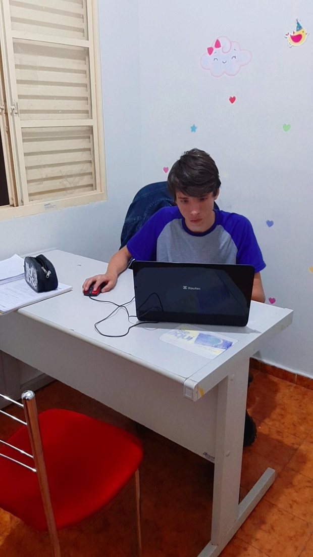 Victor auxilia os colegas que têm dificuldades nos PETs. Foto: Arquivo Pessoal 