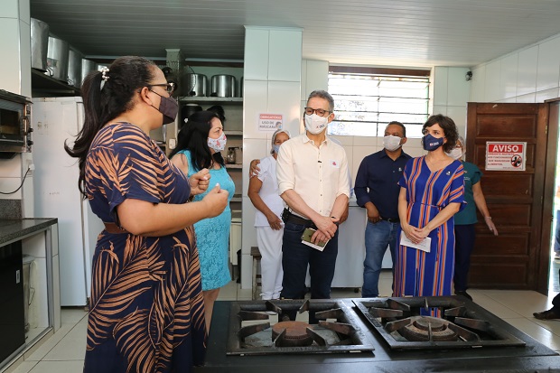 O governador Romeu Zema e a secretária Julia Sant'Anna conheceram a estrutura da escola, beneficiada com o programa Mãos à Obra. Foto. Gil Leonardi/Imprensa MG 