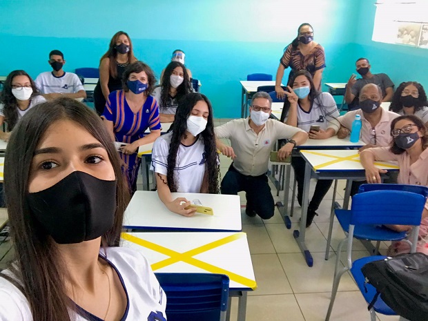 Alunos aproveitaram a visita para comemorar o investimento tirando selfie com o governador Romeu Zema e a secretária Julia Sant'Anna. Foto: Geanine Nogueira/SEE/MG