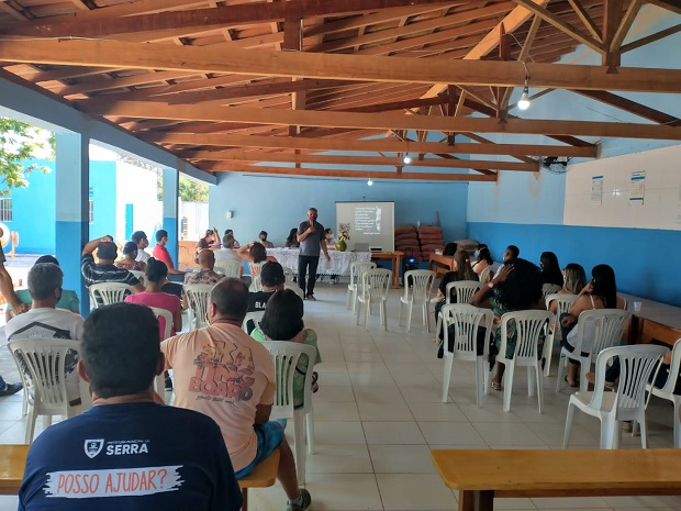 Diretor Adão em reunião com os servidores da escola. Foto: Arquivo da Pessoal