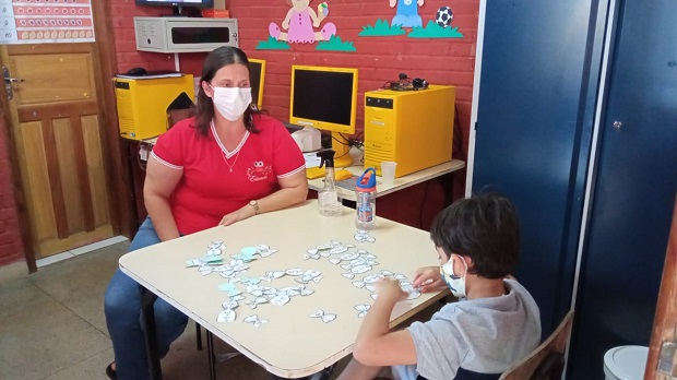 Brayn e a professora de apoio Eliane. Foto: Arquivo da Escola