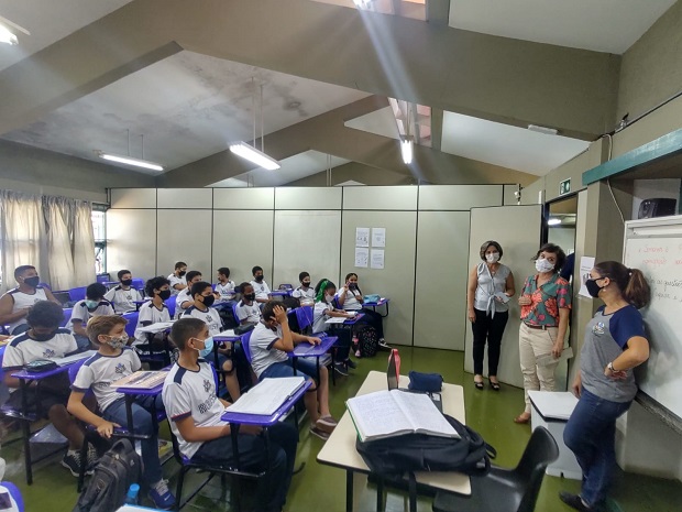 Julia Sant'Anna visitou as salas da Escola Estadual Professor Rousset, em Sete Lagoas,