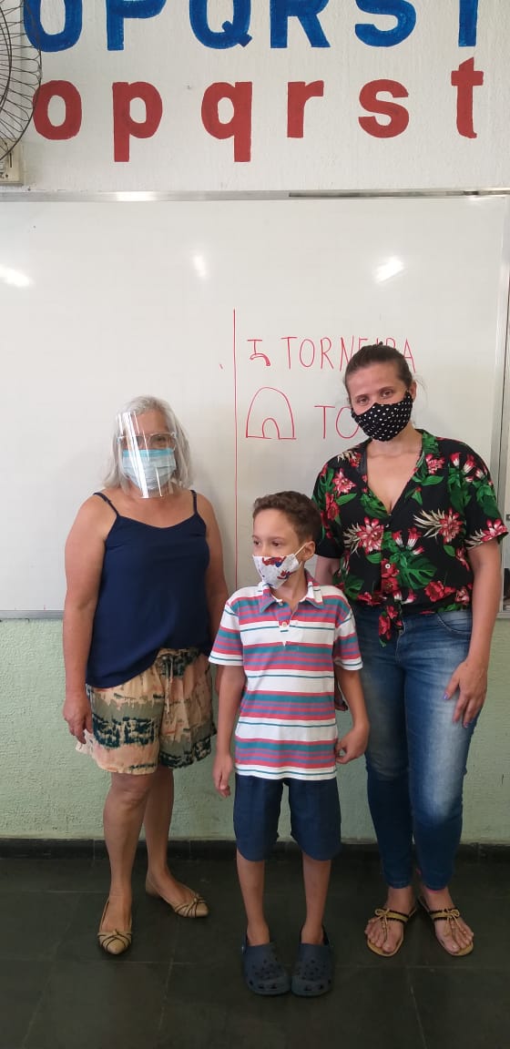 A professora regente Fatinha, o aluno José Francisco e a professora de apoio Bruna. Foto: Arquivo da Escola