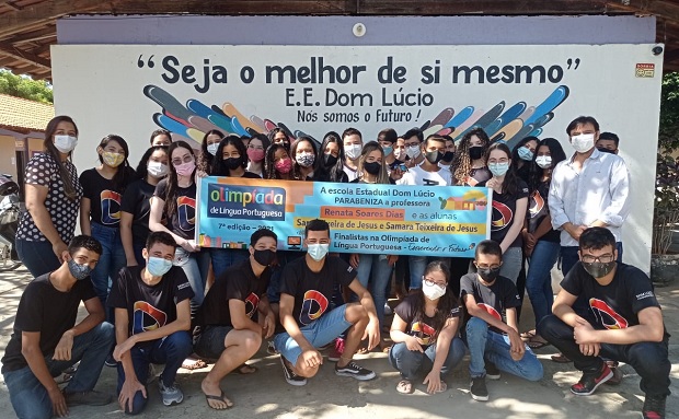 Professora Renata com os alunos que participaram da Olimpíada. Foto: Arquivo Pessoal 