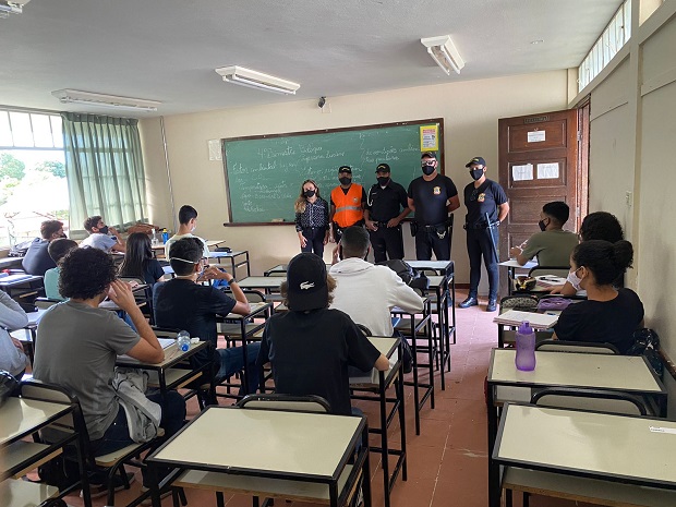 A Escola Estadual Presidente Kennedy recebeu a visita de profissionais da vigilância sanitária que conversaram com os estudantes sobre a importância de seguir os protocolos sanitários. Foto: Arquivo da Escola 