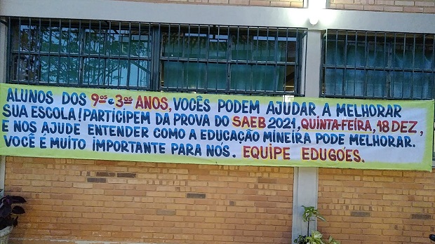Escola Estadual Doutor Eduardo Góes Filho colocou uma faixa para receber os alunos. Foto: Arquivo da Escola