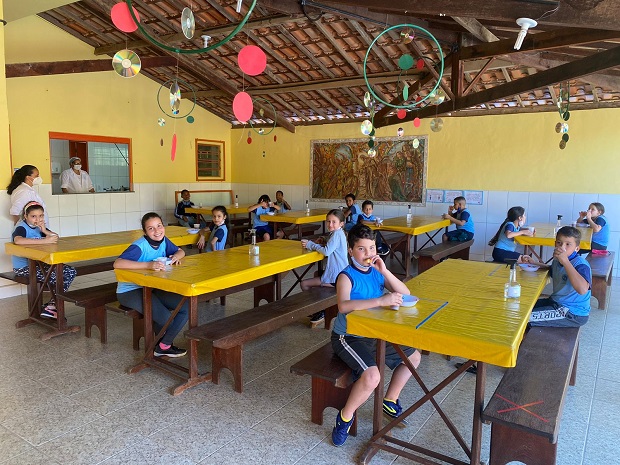 Na Escola Estadual Governador Clóvis Salgado, a diretora Maristela destaca a importância da merenda para todos os alunos. Foto: Arquivo da Escola 