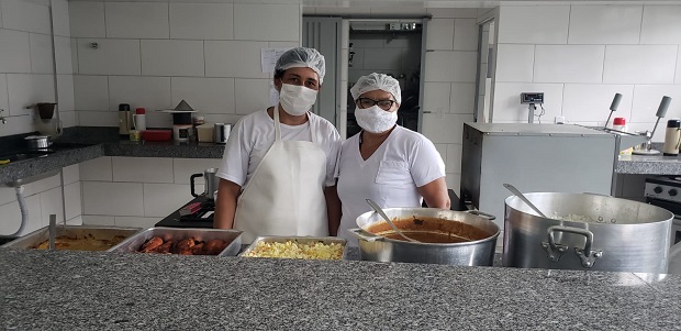 É a dedicação das responsáveis pela merenda, organização da escola e ações do governo que impactam em uma merenda de qualidade. Foto: Divulgação Escola Estadual Maria Floripes Nascimento Alves