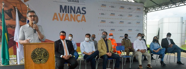 Governador anunciando investimentos na Unifei. Foto: Cristiano Machado / Imprensa MG