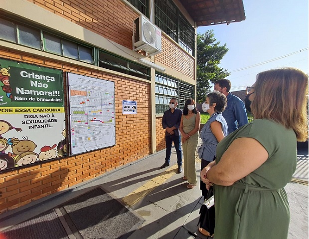 Na EE Frei Egídio Parisi, Julia Sant'Anna conversou muito com o diretor sobre gestão escolar e conheceu as estratégias desenvolvidas com alunos e professores. Foto: Geanine Nogueira ACS/SEE
