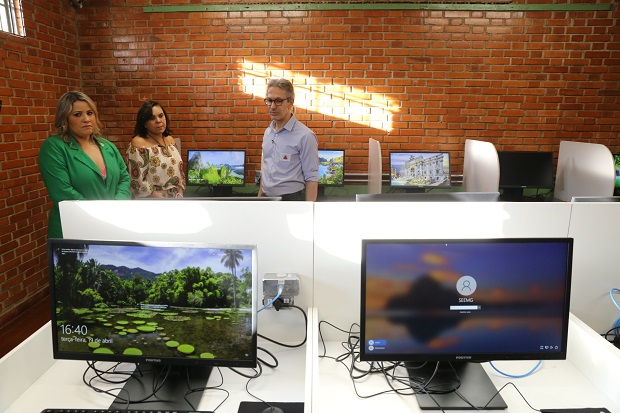 Governador Romeu Zema, em visita à E.E. Senhora do Bonsucesso, em Caeté, conheceu o laboratório de informática da unidade, que recebeu recentemente os novos computadores. Foto: Gil Leonardi - Imprensa/MG
