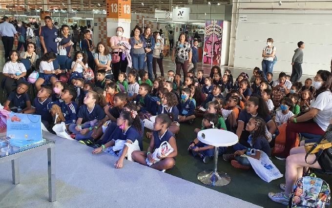 Alunos das escolas estaduais Mendes Junior e Benjamin Guimarães atentos à contação de histórias. Foto: Arquivo Pessoal