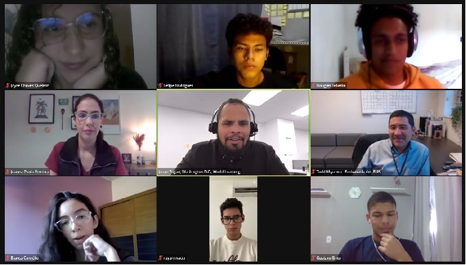 Joyce e outros estudantes selecionados participando de reuniões de preparação para o intercâmbio nos Estados Unidos. Foto: Arquivo Pessoal