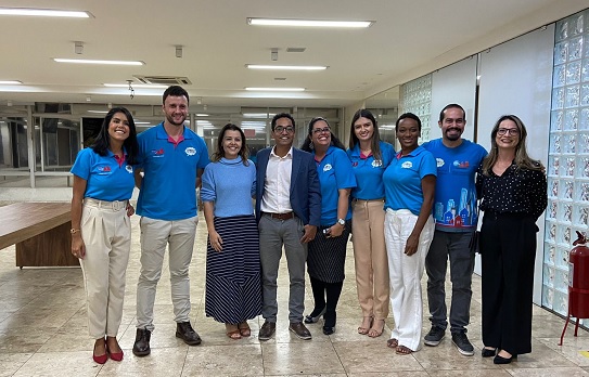 Na foto estão Daniella Avelar, presidente da comissão estadual Direito na Escola na OAB/MG; Lucas Andrade, presidente nacional do Instituto Direito na Escola; Kellen Senra, assessora da Subsecretaria de Desenvolvimento da Educação Básica da SEE/MG; Igor de Alvarenga, secretário de Estado de Educação; Rafaela Bueno, vice-presidente da comissão Direito na Escola de Venda Nova; Natália Araújo, diretora de marketing do Instituto Direito na Escola; Francianne Valéria, presidente da comissão Direito na Escola de Venda Nova; Pedro Romanelli, advogado e professor do Direito na Escola; e Alessandra, diretora da E.E. Ari da Franca. Crédito: Bruna Dias