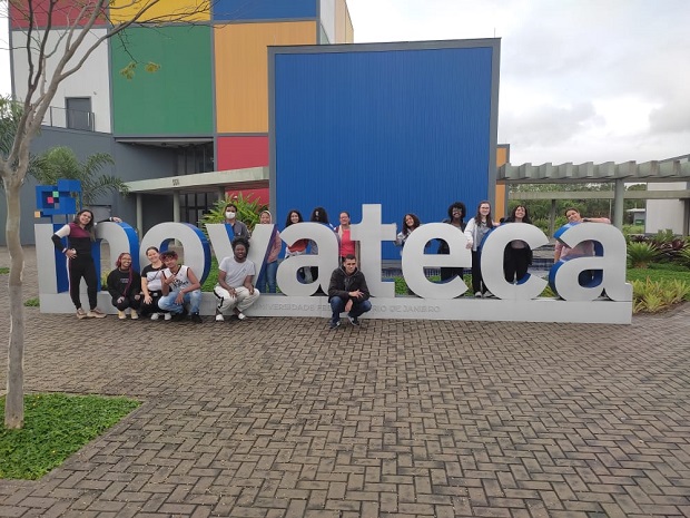 Os alunos da EE Firmino Costa visitaram a Inovateca, espaço tecnológico da UFRJ, no Rio de Janeiro. Foto: Arquivo Escolar. 