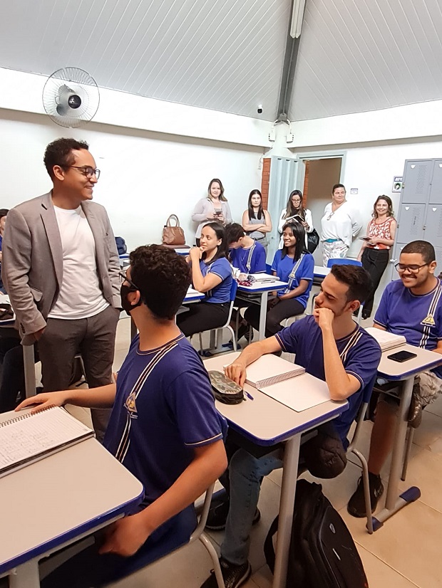 Secretário Igor de Alvarenga visita salas de aula e conversa com alunos, na EE Padre Alberto Fuger. Foto: Bianca Giannini. 