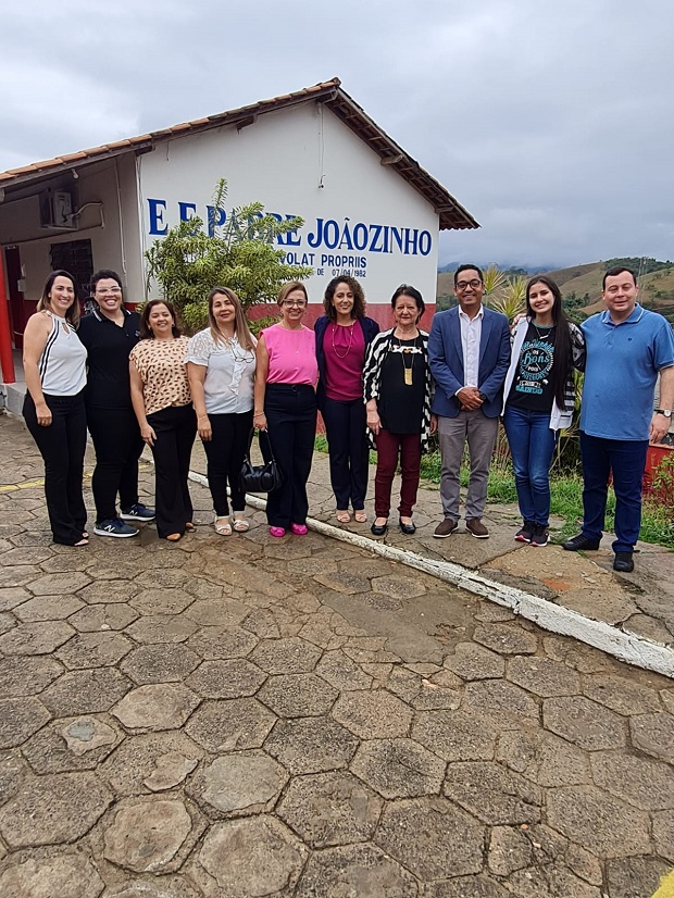 Gestores se reúnem com o secretário de Educação, Igor de Alvarenga, durante visita na EE Padre Joãzinho, em Ubá. Foto: Bianca Giannini. 