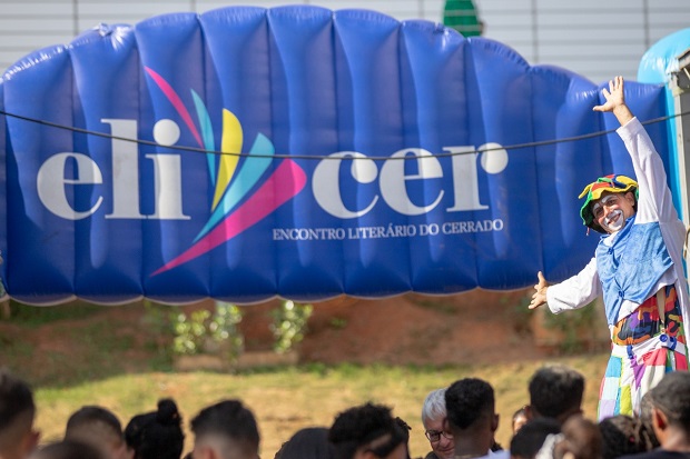 Apresentações com perna de pau e uma programação diversificada marcaram os 4 dias do evento. Foto: Arquivo Escolar. 