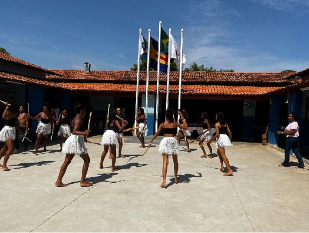 Equipe da Secretaria assistiu uma apresentação de maculelê de alunos da escola. Foto: Marcilene Maia