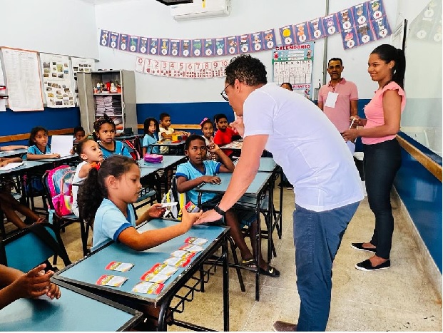 Secretário Igor de Alvarenga conheceu um pouco do trabalho desenvolvido na EE Antônio Corrêa e Silva, em Januária. Foto: Marcilene Maia