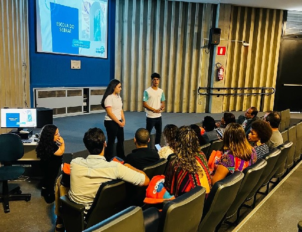 Alunos do EMTI/Sebrae apresentam experiências de empreendedorismo ao secretário. Foto: Marcilene Maia 