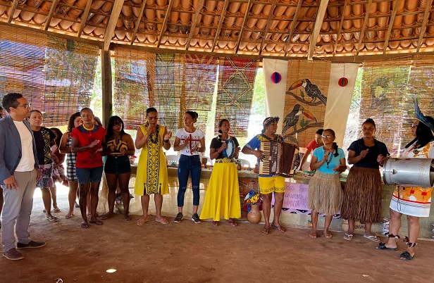 O secretário de Estado de Educação, Igor de Alvarenga, e equipes do órgão central e SRE foram recebidos pelas lideranças indígenas na sede da EE Xukurank, em São João das Missões. Foto: Marcilene Maia. 