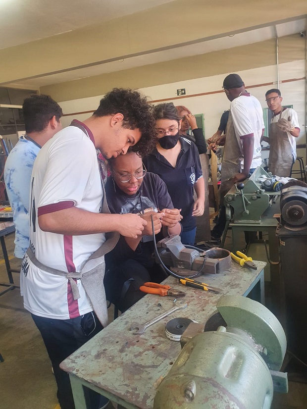 Alunos da EE Industrial Professor Fontes durante aula prática no Laboratório de Soldagem - EMTI curso Mecânica. Foto: Arquivo Escolar. 