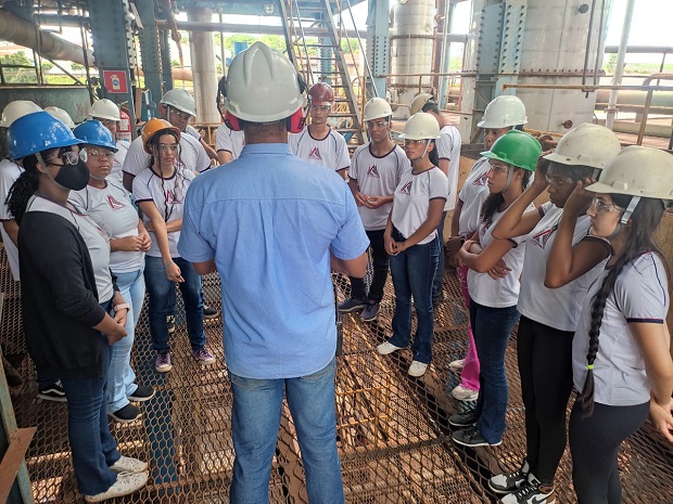 Estudantes do curso de Açúcar e Álcool, da EE de Ensino Médio, em visita a sede da Araporã Bioenergia. Foto: Arquivo Escolar.