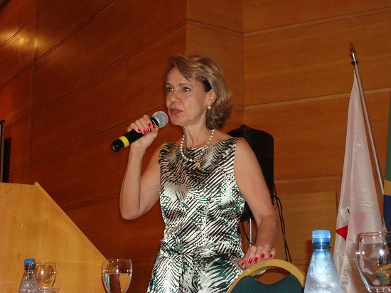 Coordenadora da Escola de Formação falou a mais de 500 educadores mineiros