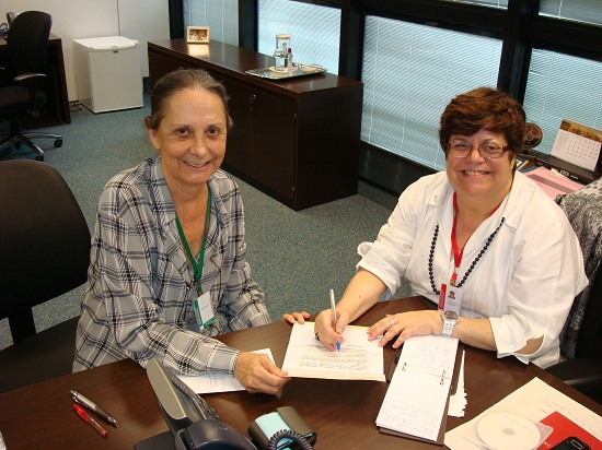 Ana Lúcia Gazzola recebe a presidente da APPMG, Joana D’arc Gontijo. Foto: ACS SEE