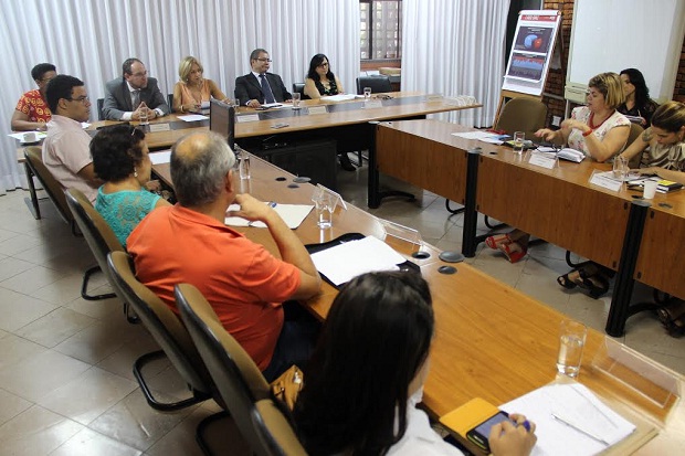 Representantes do fórum dão andamento ao documento do Plano Estadual de Educação. Foto: Lígia Souza/ACSSEE
