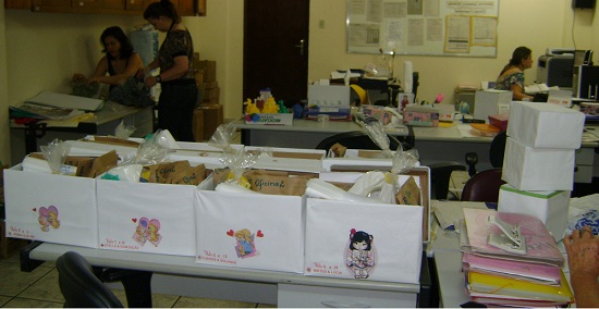 Educadoras preparam o material para oficinas de repasse. Foto: Divulgação SRE