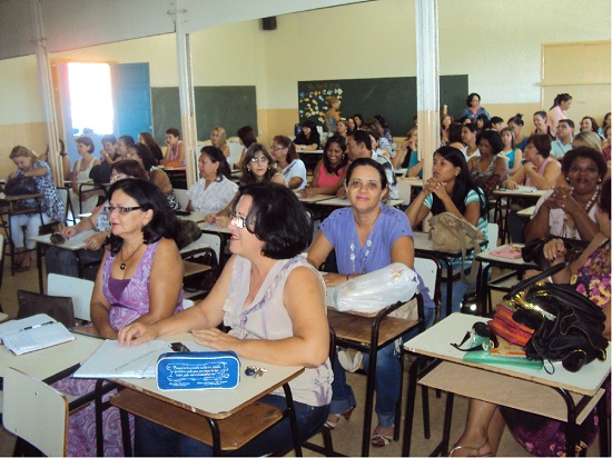 Educadores da SRE trocaram experiências já feitas nas bibliotecas. Foto: SRE Ituiutaba