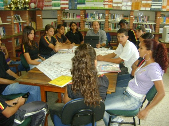 Reunião entre os líderes de turma da EE Leonina Mourthe de Araújo, em Santa Luzia, para a elaboração de projetos. Foto: Arquivo da Escola